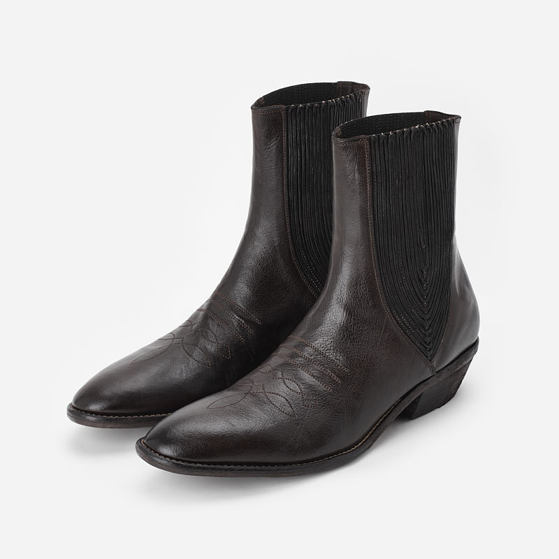 Leather cowboy boots with embroidery
