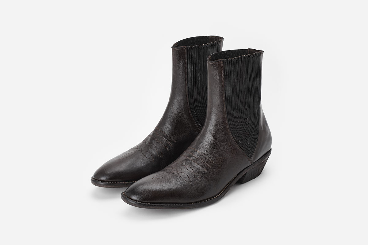 Leather cowboy boots with embroidery
